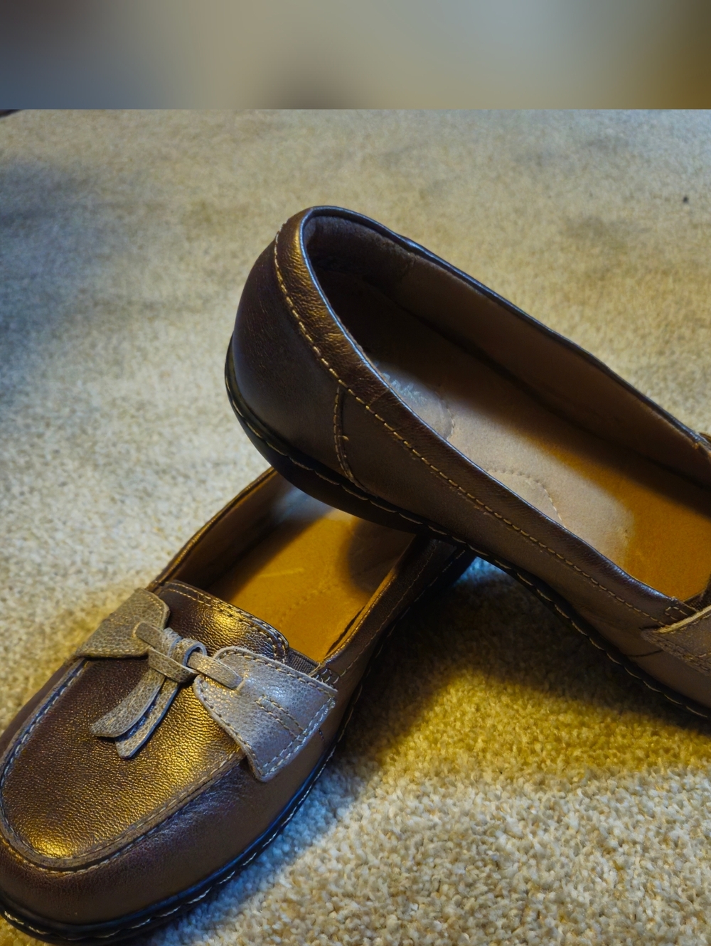 SOLD**Clarks Bronze Ashland Bubble Leather Loafers with Silver Bow - Picture 2 of 10